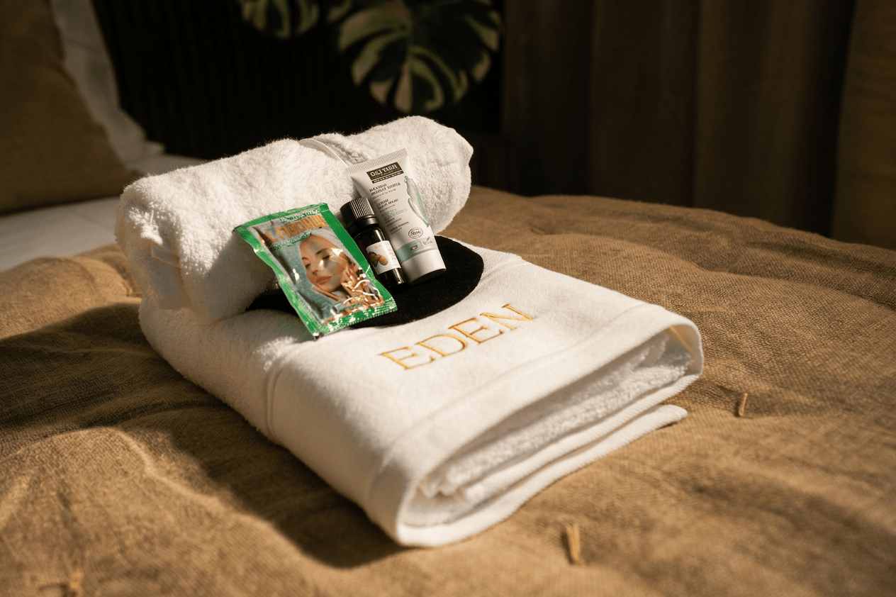 Gant de kessa, savon noir, masque d'argile et huile d'argan sur les serviettes Eden