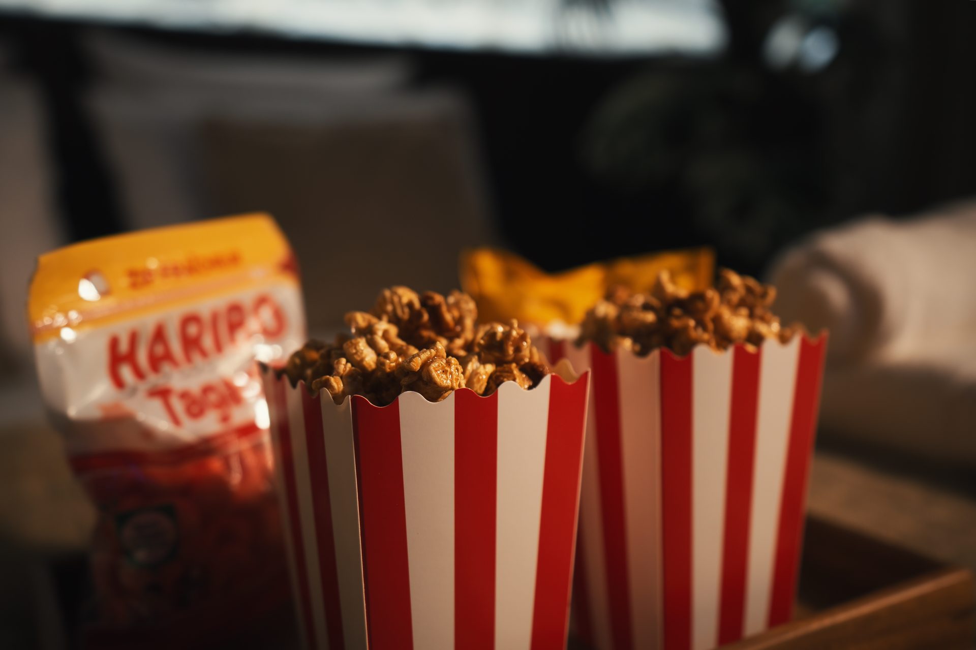 Seaux de popcorn caramélisés et bonbons Haribo