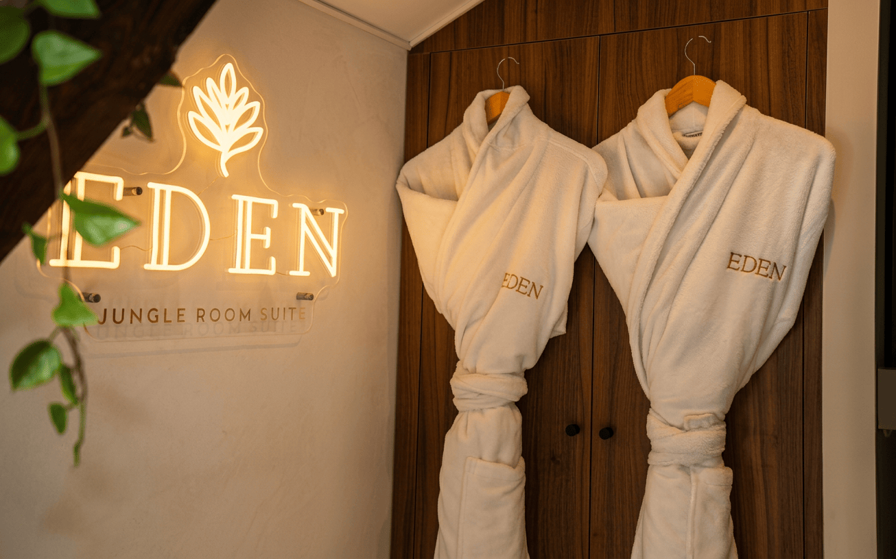 Enseigne néon Eden Jungle Room Suite et peignoirs brodés